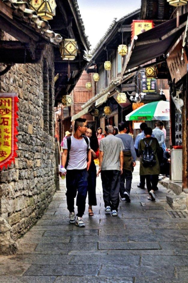 被阿拉伯帝国统治数百年，为何伊朗没有被阿拉伯同化只改了信仰？